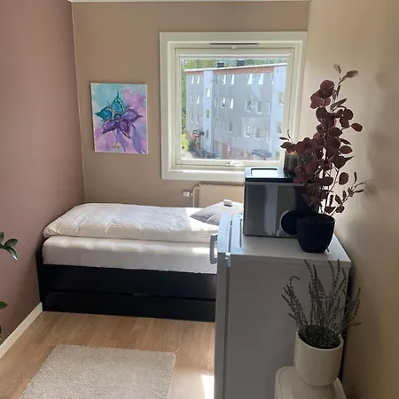 Your Own Room- 48 H Free Parking Homestay szállás